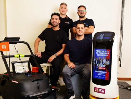 Parte del equipo de MDGroup Conosur, presenta sus robots en el streaming de La Voz en vivo.  (Nicolás Bravo / La Voz)